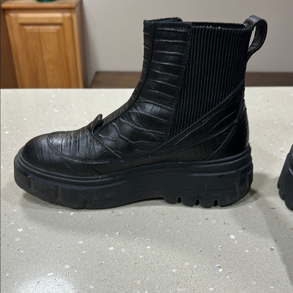 Sorel Caribou X Chelsea Boots - Picture 6 of 9